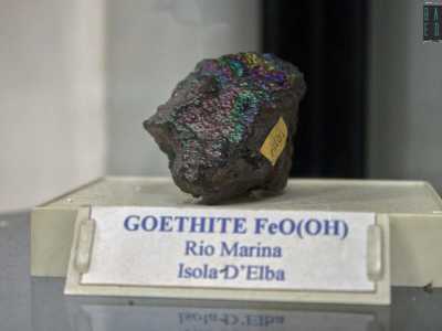 Caratterizzata da una iridescenza metallica, � poi la �goethite�, costituita da idrossido di ferro e il cui nome rimanda al poeta tedesco Goethe. Il grande scrittore era anche un appassionato di minerali: scrisse anche dei saggi sull�origine dei colori naturali